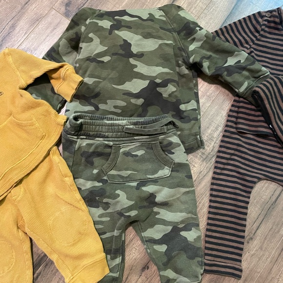 Three matching baby gap suits 12-18months - Picture 3 of 4